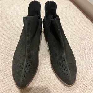 Vince Camuto black booties good condition